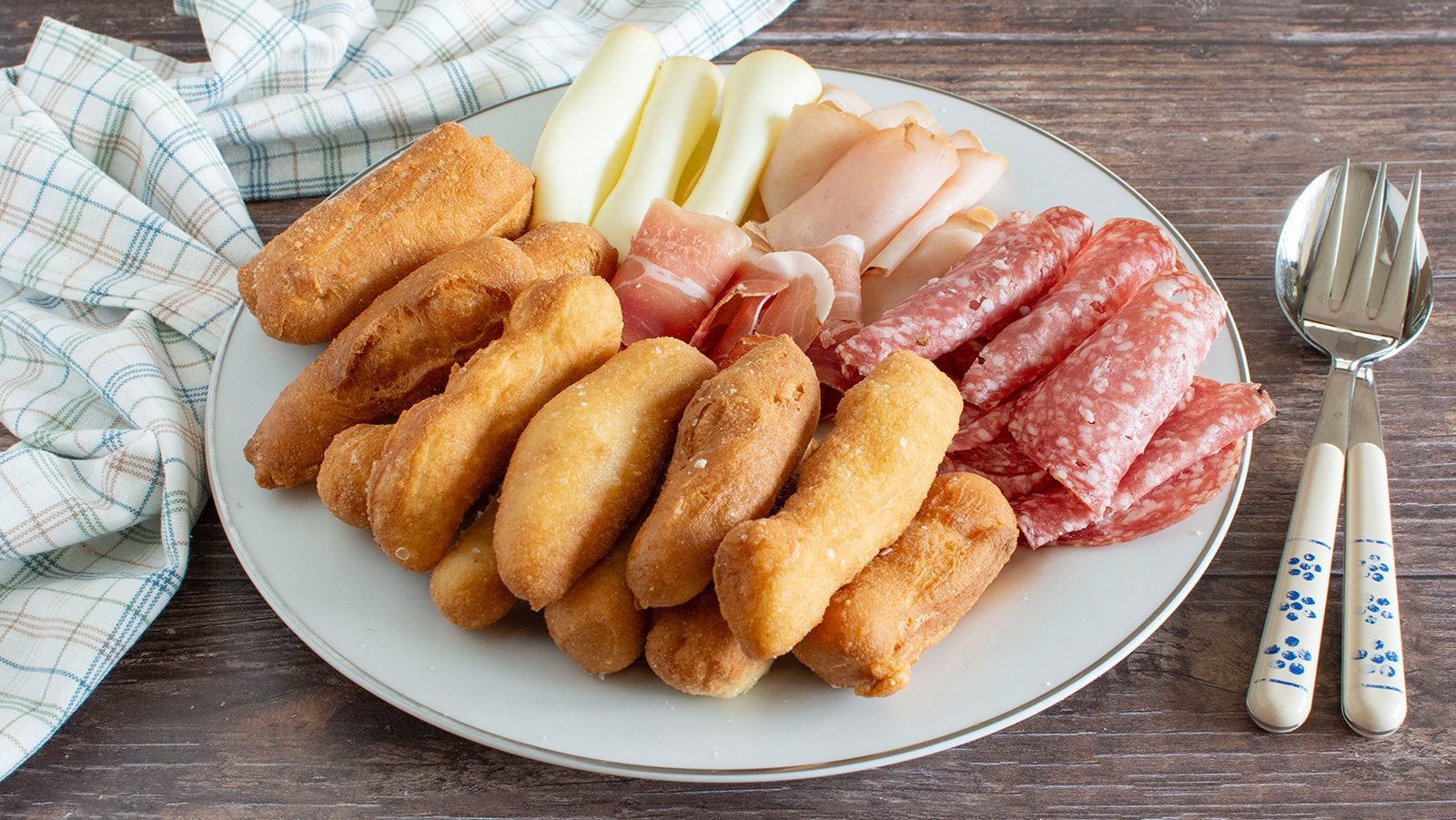 Bastoncini di impasto di pane fritto