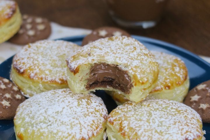 Bomboloni di pasta sfoglia: la ricetta dei dolcetti veloci con ripieno goloso