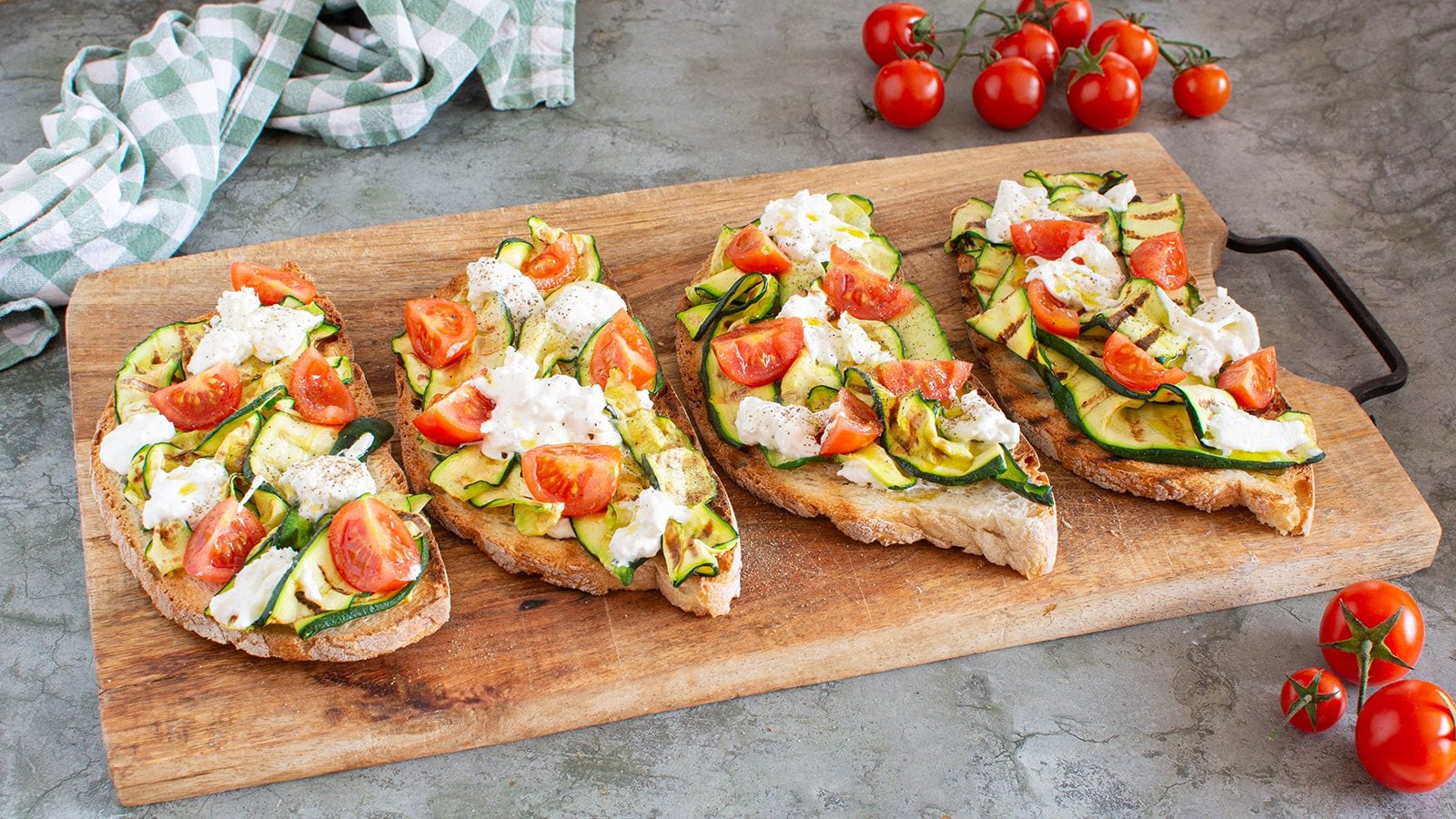 Bruschette con zucchine: la ricetta con stracciatella e pomodorini