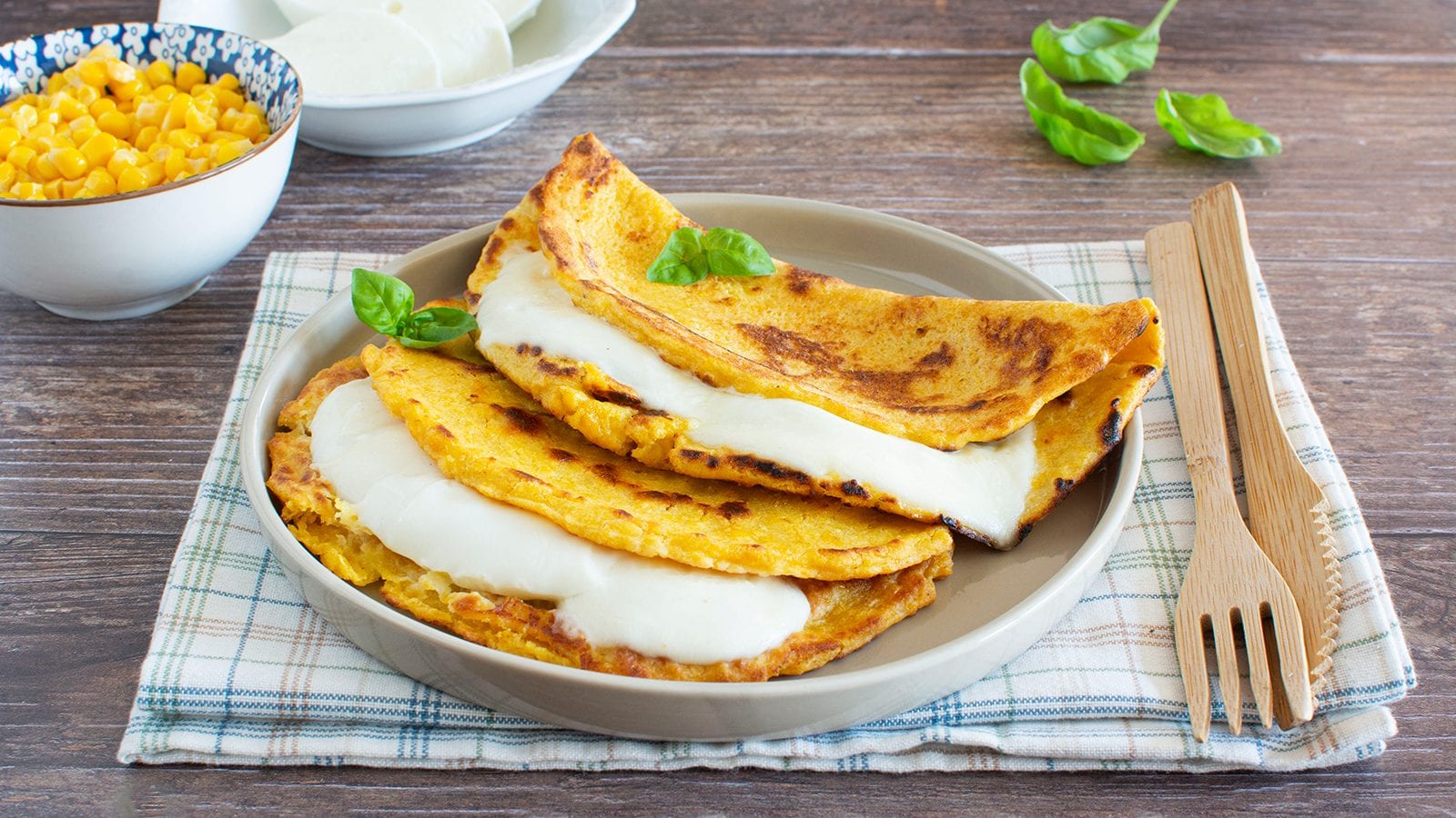 Cachapa venezuelana: la ricetta della frittella di mais ripiena di mozzarella