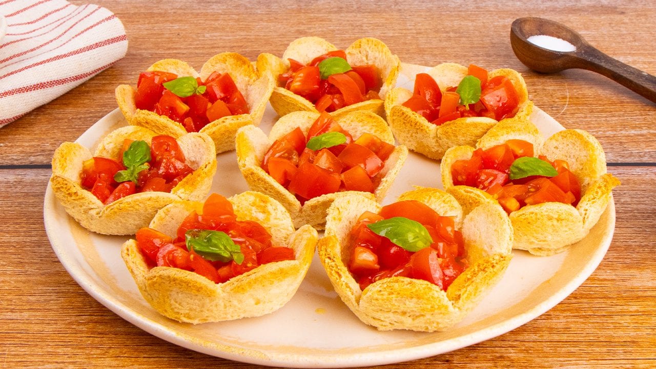 Cestini di pane al pomodoro