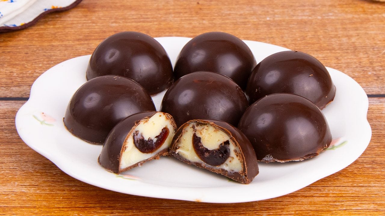 Cioccolatini ripieni: la ricetta con cuore di cioccolato bianco e amarena