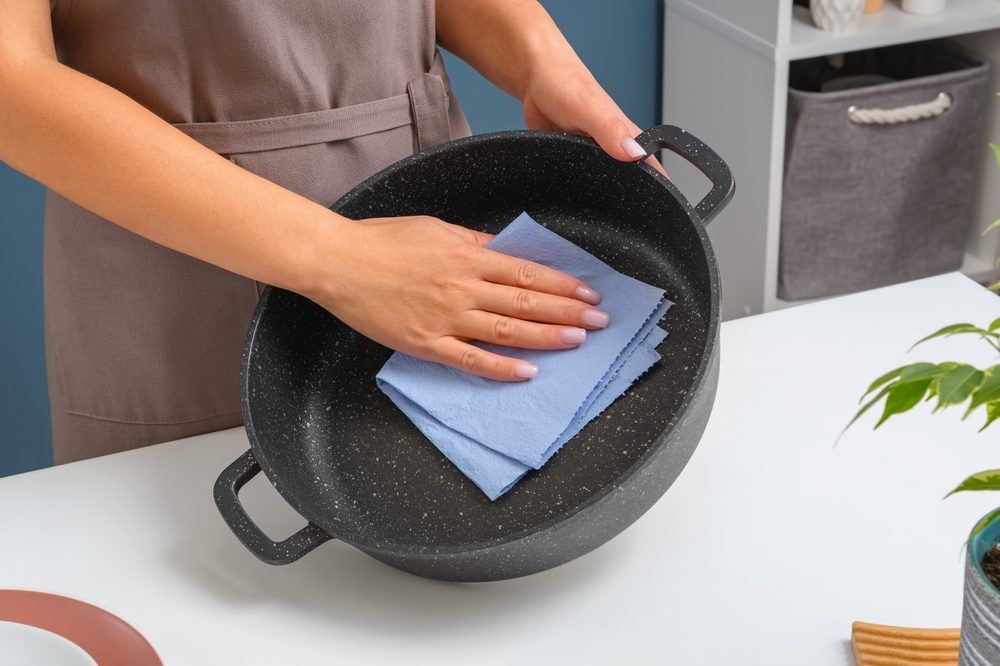 Come pulire le pentole in ghisa: trucchi e consigli per non rovinarle
