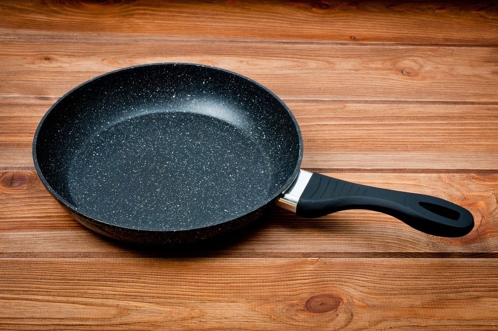 Come pulire e trattare pentole e padelle antiaderenti per evitare di rovinarle