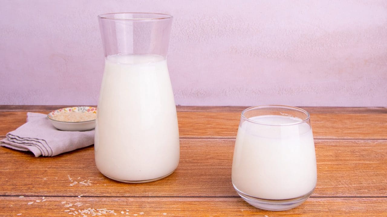 Latte di riso fatto in casa: la ricetta facile con riso e acqua