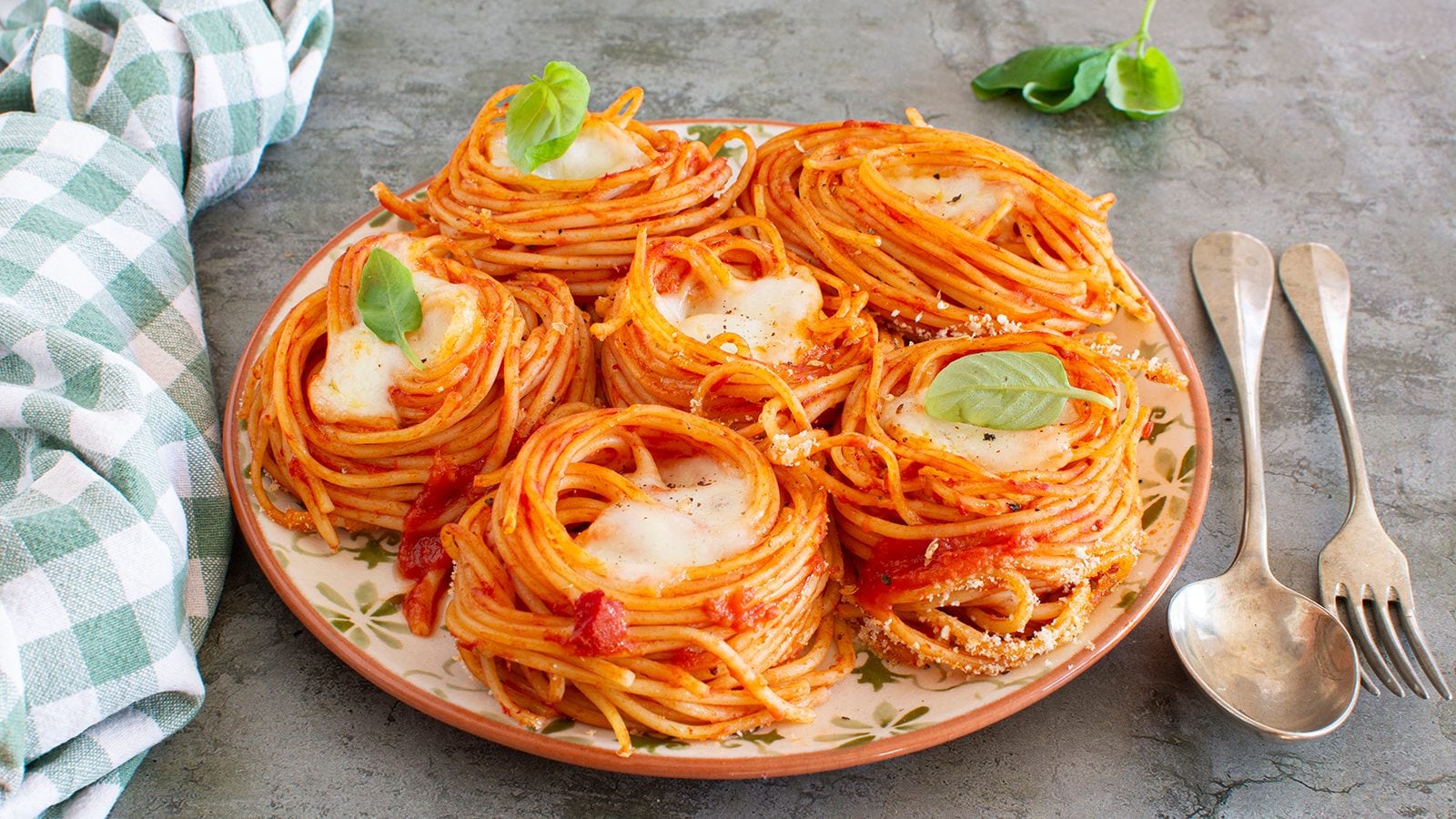 Nidi di spaghetti: la ricetta al forno con mozzarella e pomodoro