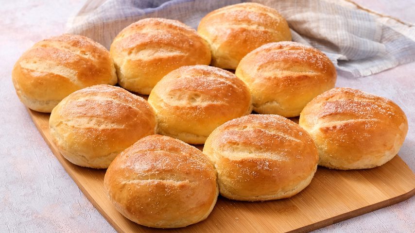 Panini di semola: la ricetta dei lievitati salati dorati fuori e soffici dentro