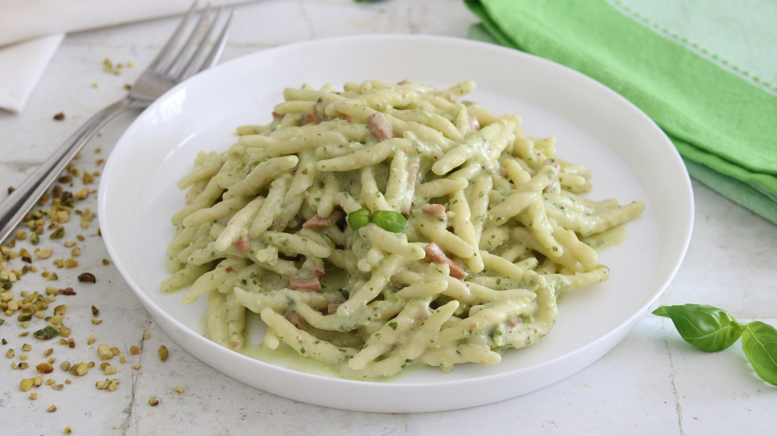 Pasta con mortadella e pistacchi