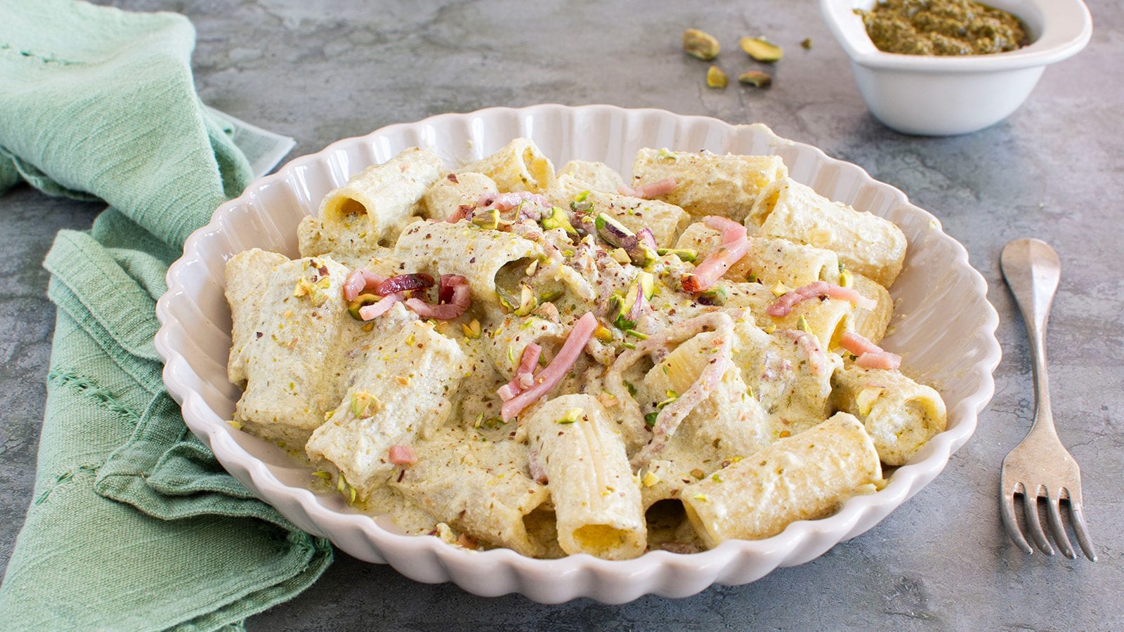 Pasta ricotta e speck: la ricetta con granella e pesto di pistacchi