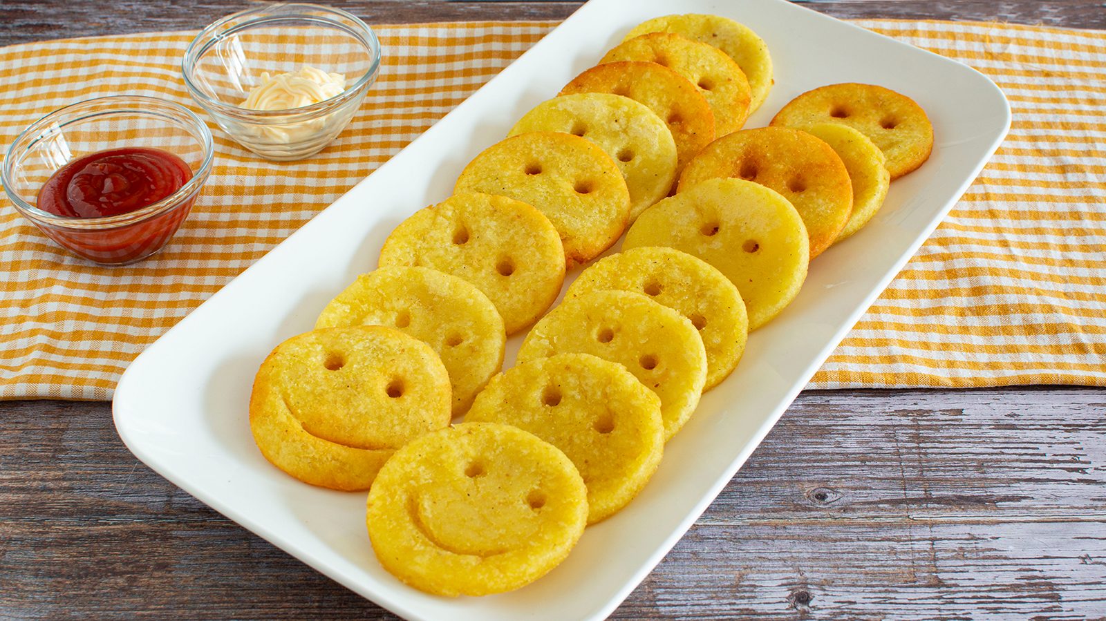 Patatine smile fatte in casa: la ricetta delle faccine di patate