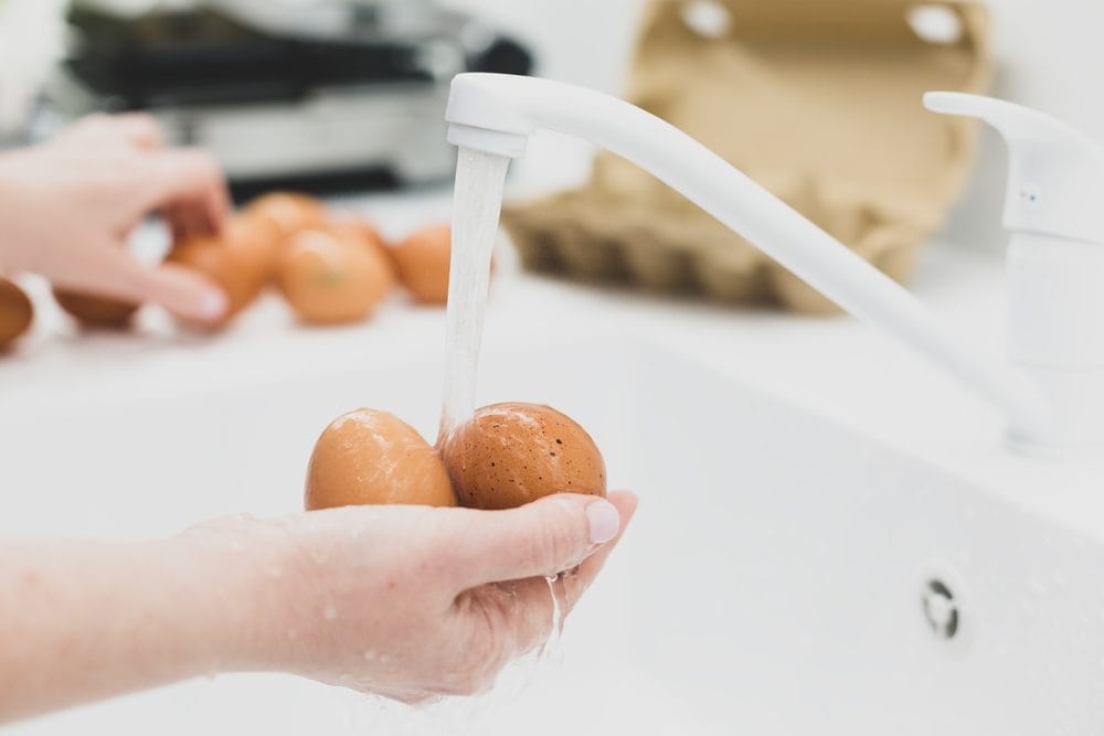 Perché non bisogna mai lavare le uova: il motivo (poco noto) che protegge la tua salute