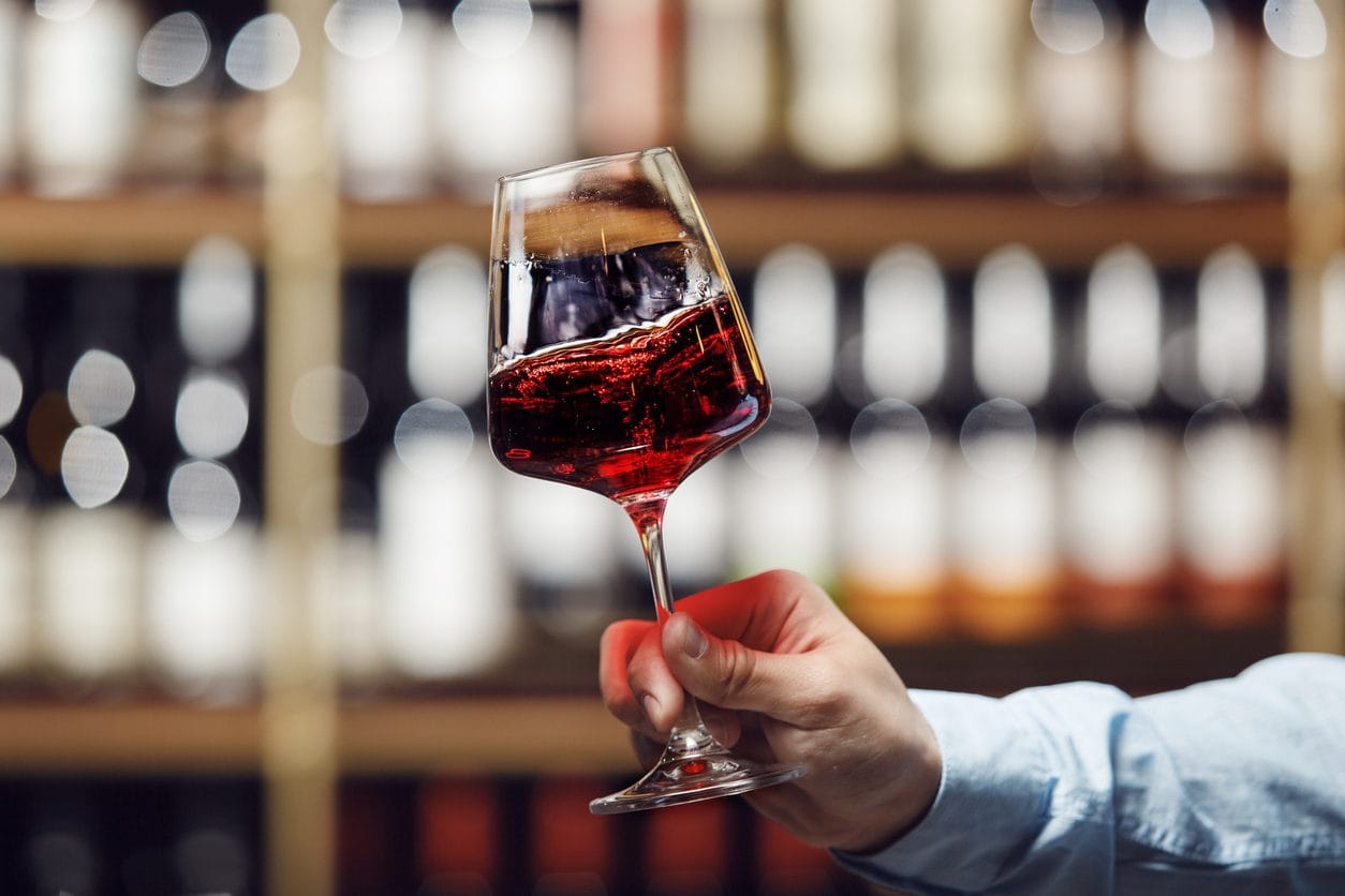 Perché si fa roteare il vino: il gesto che ne svela il profilo nel calice
