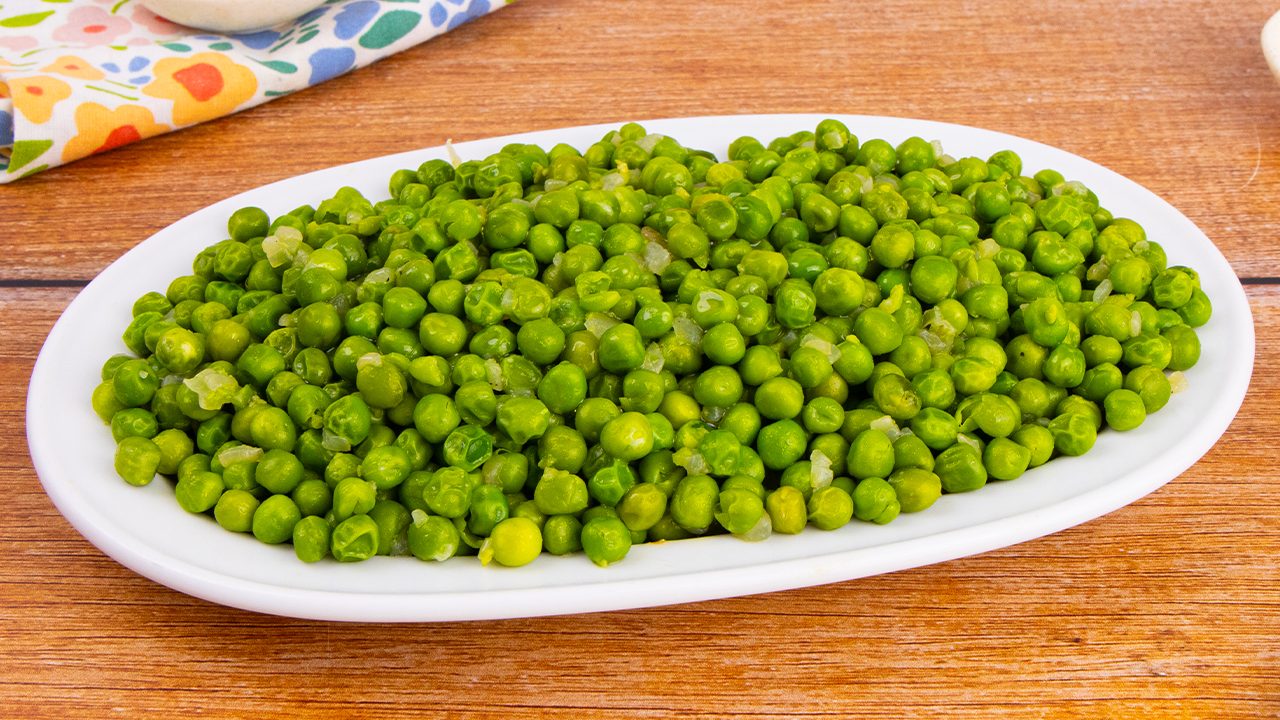 Piselli in padella: la ricetta del contorno semplice e veloce