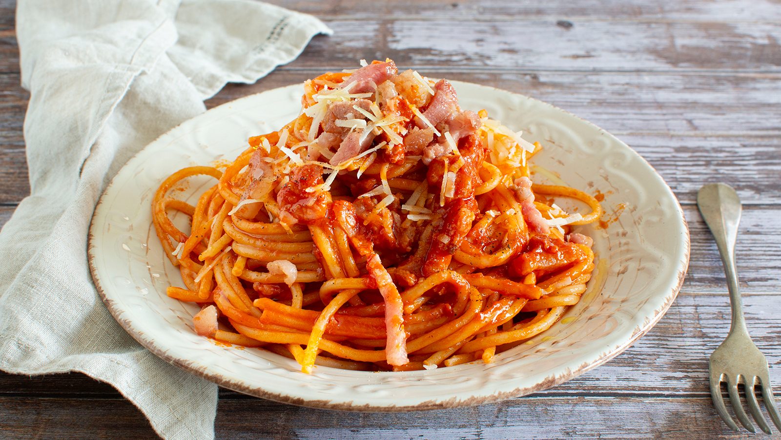 Spaghettoni all'amatriciana di Cannavacciuolo: la ricetta dello chef stellato