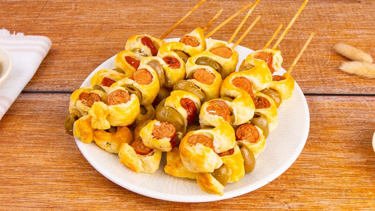 Spiedini di sfoglia e olive: la ricetta dell'antipasto veloce e stuzzicante