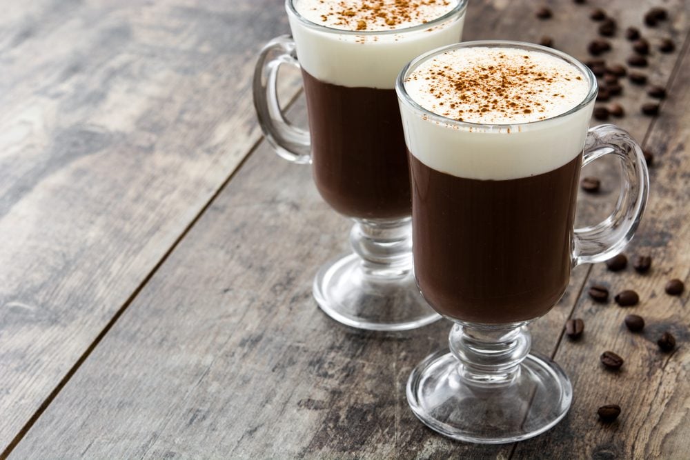 Irish coffee: la storia del cocktail caldo nato per scaldare i viaggiatori