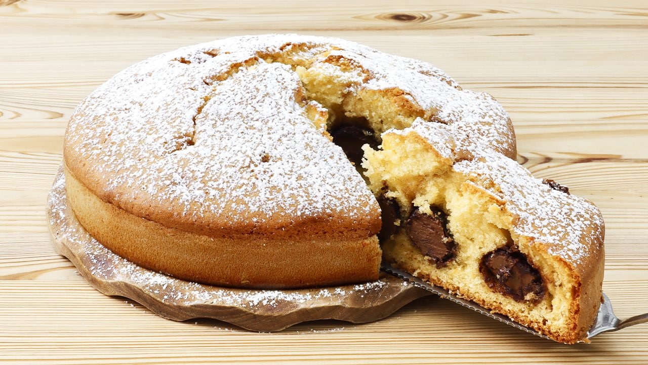 Torta con ovetti di cioccolato: la ricetta del dolce con ripieno a sorpresa perfetto per Pasqua