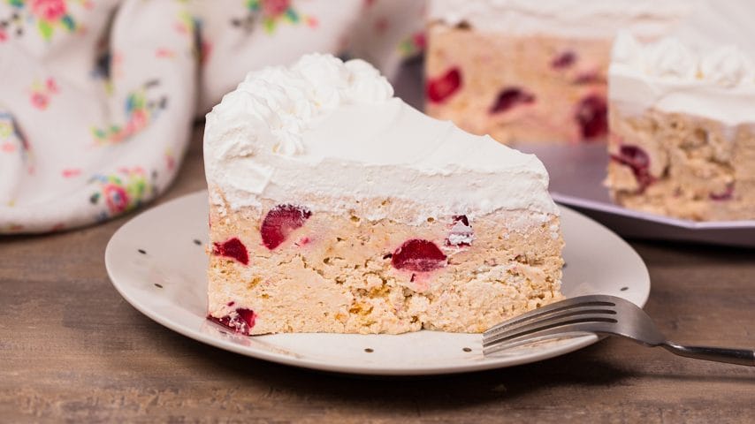 Torta di fragole e biscotti senza cottura: il dolce pronto in 10 minuti con 5 ingredienti