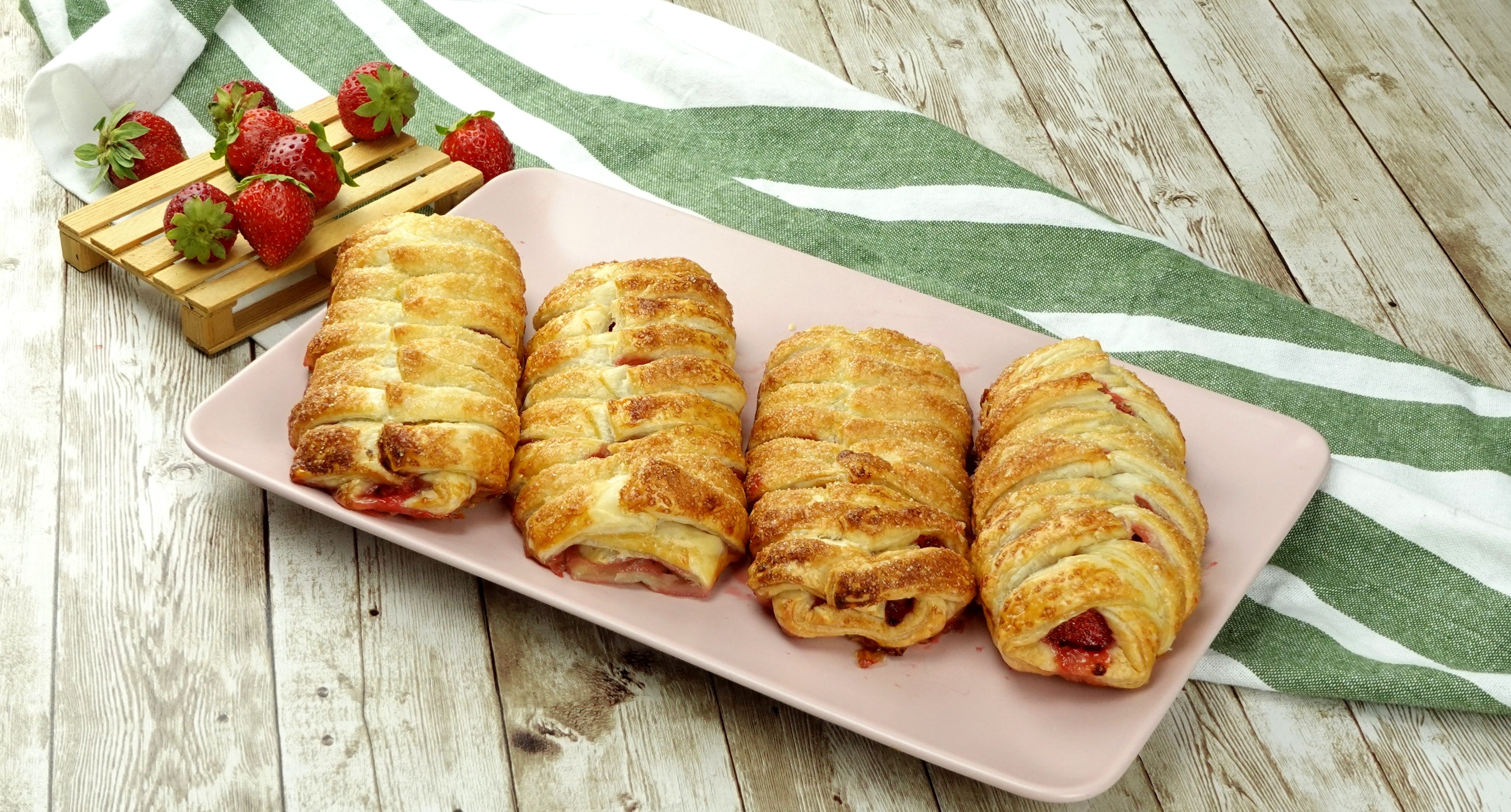 Trecce alle fragole: la ricetta dei dolcetti per una merenda semplice e golosa