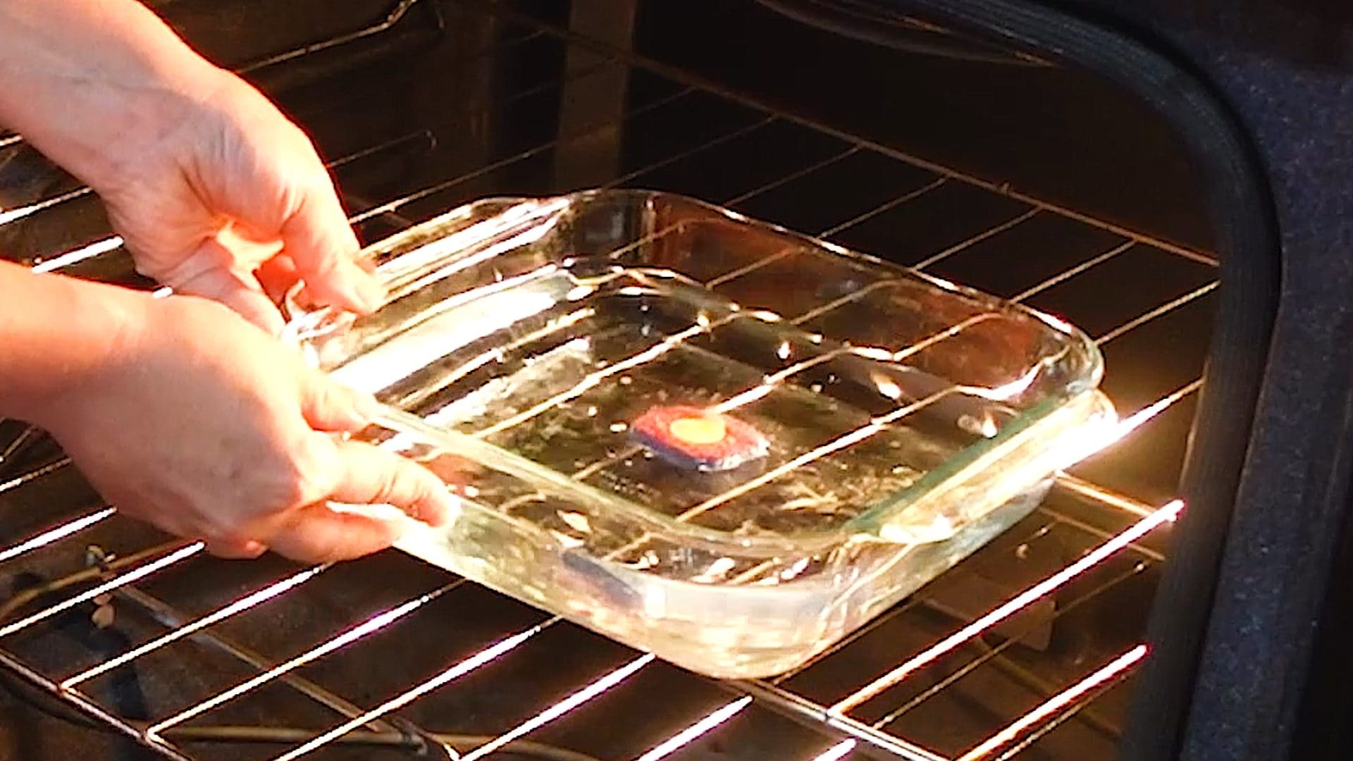 Il trucco facile e veloce per pulire il forno