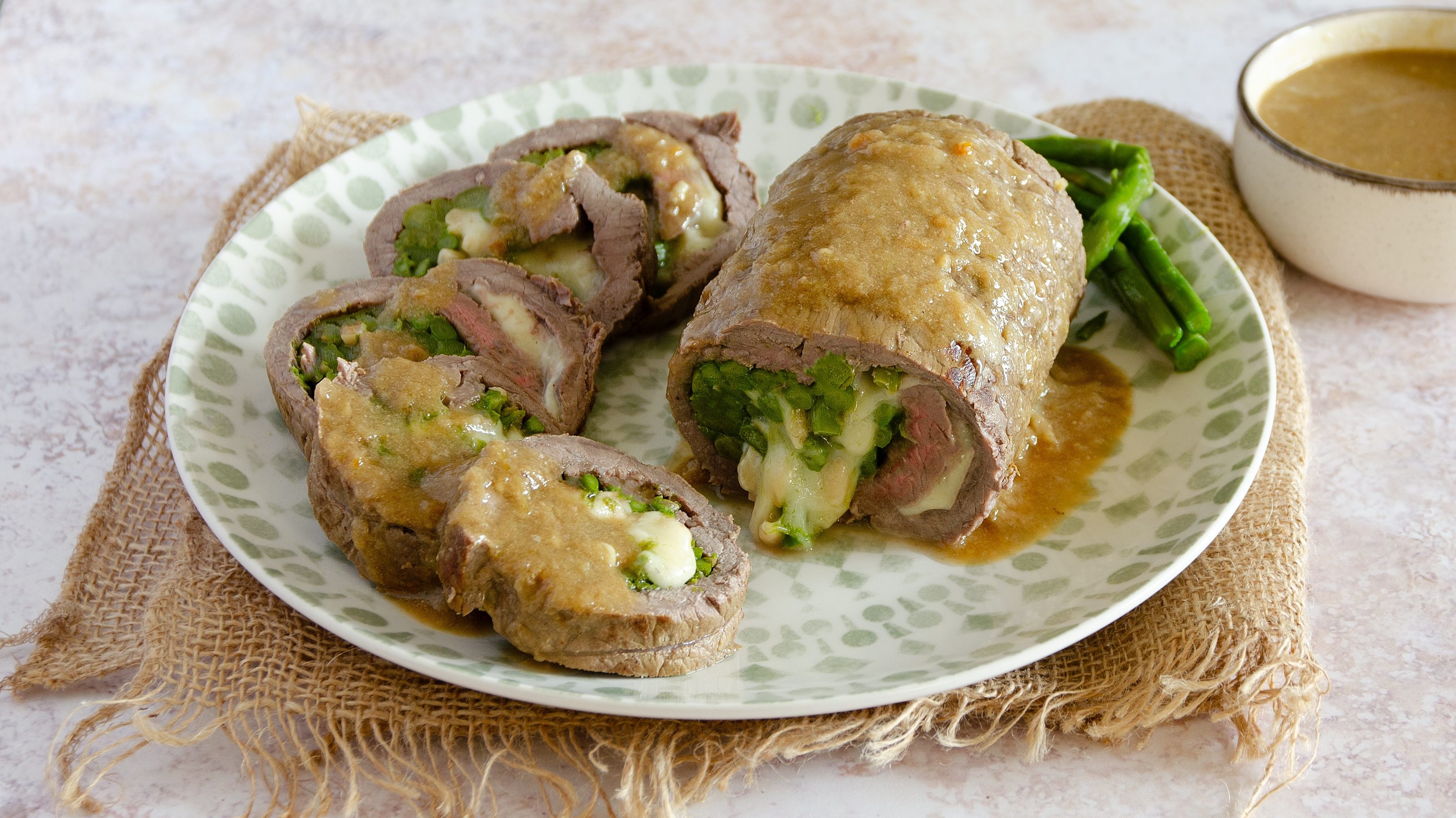 Arrosto di vitello con asparagi: la ricetta del secondo primaverile dal cuore filante