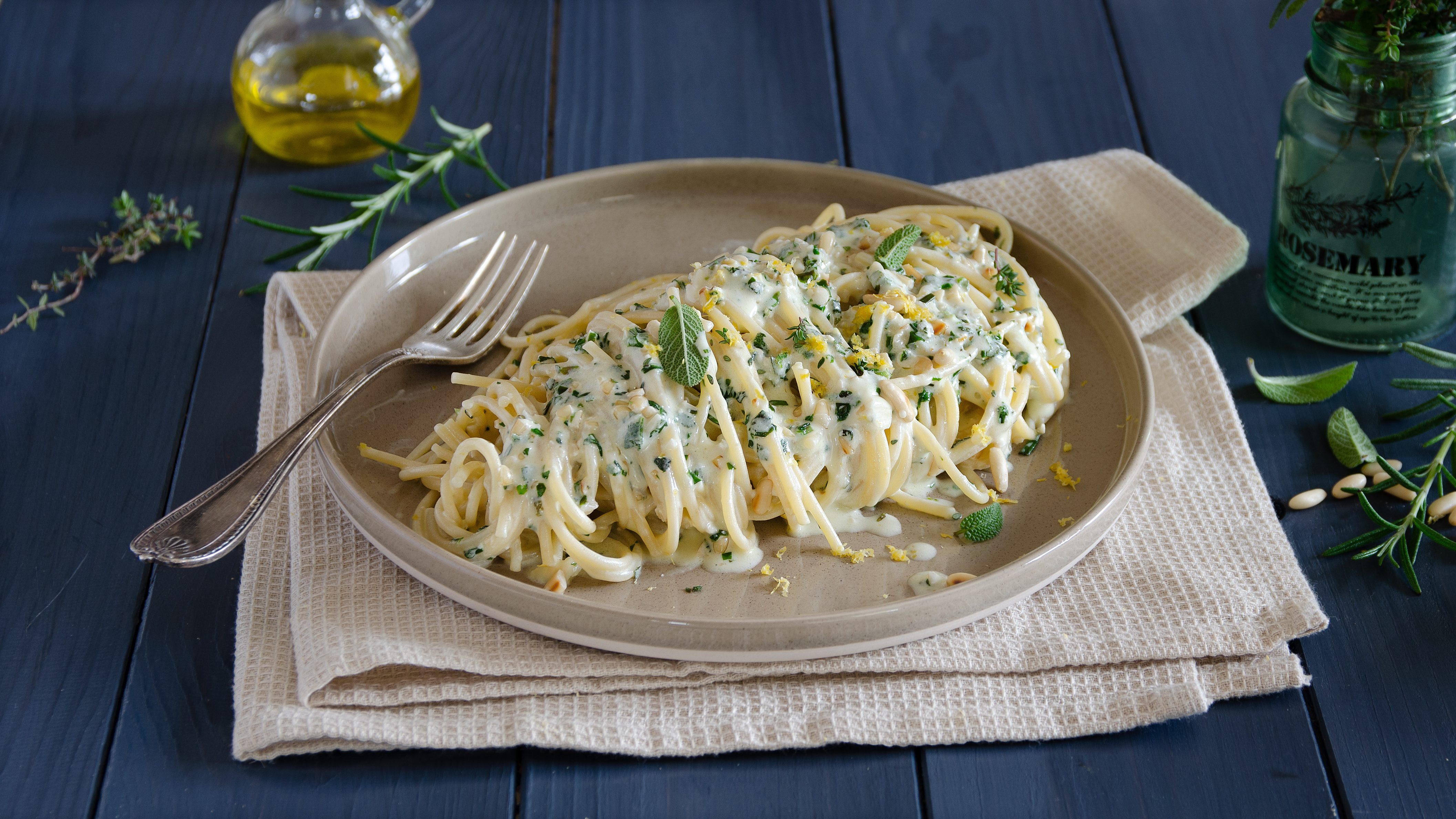 Pasta alle erbe aromatiche: la ricetta cremosa