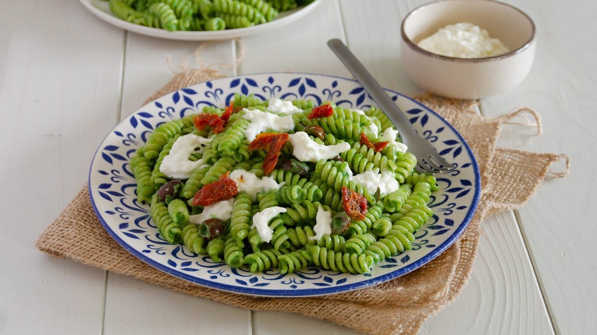 Pasta spinaci, stracciatella e pomodori secchi