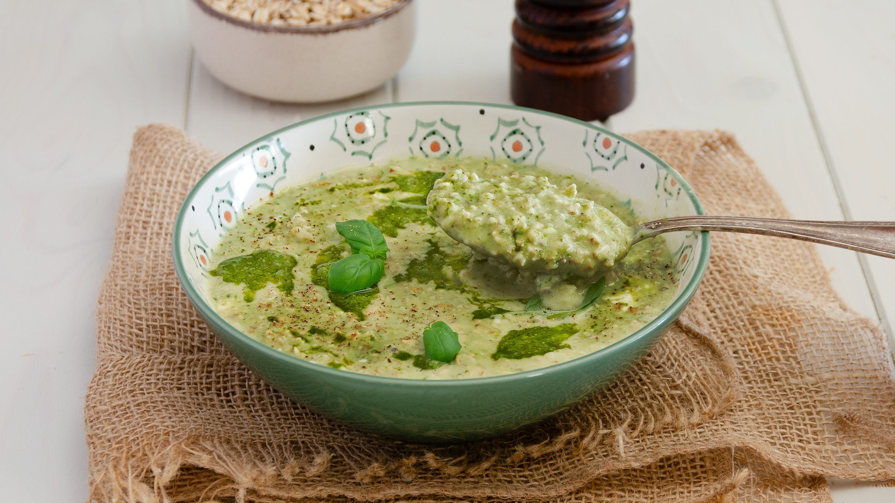 Porridge salato con pesto e stracchino: la ricetta del piatto unico gustoso e nutriente