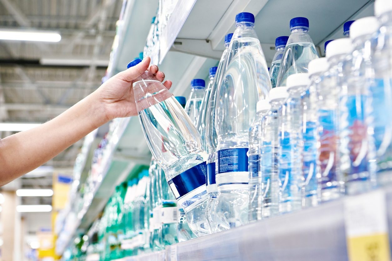 L’acqua scade davvero? Cosa significa la data sulla bottiglia