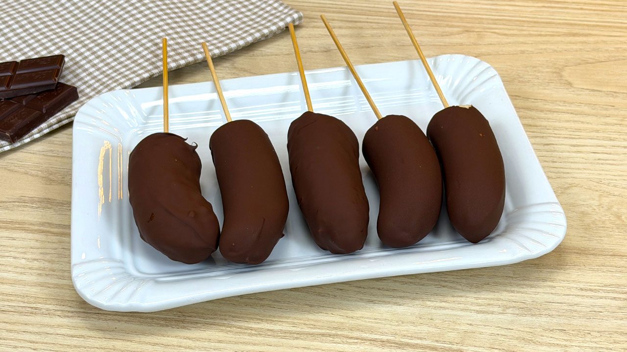Banane ricoperte di cioccolato: la ricetta del dolcetto fresco e veloce