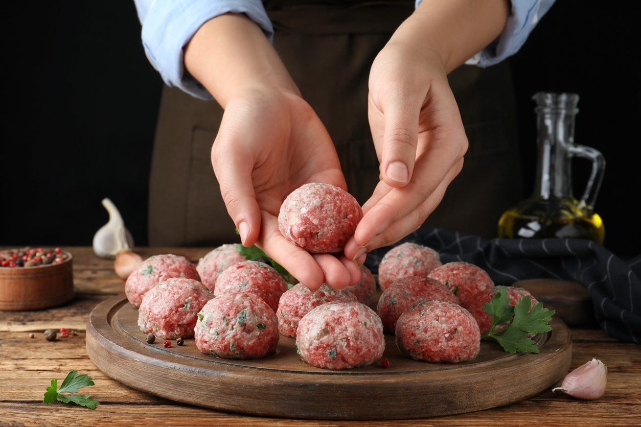 Quale macinato usare per le polpette: guida ai migliori tagli di carne da usare (e al mix perfetto)