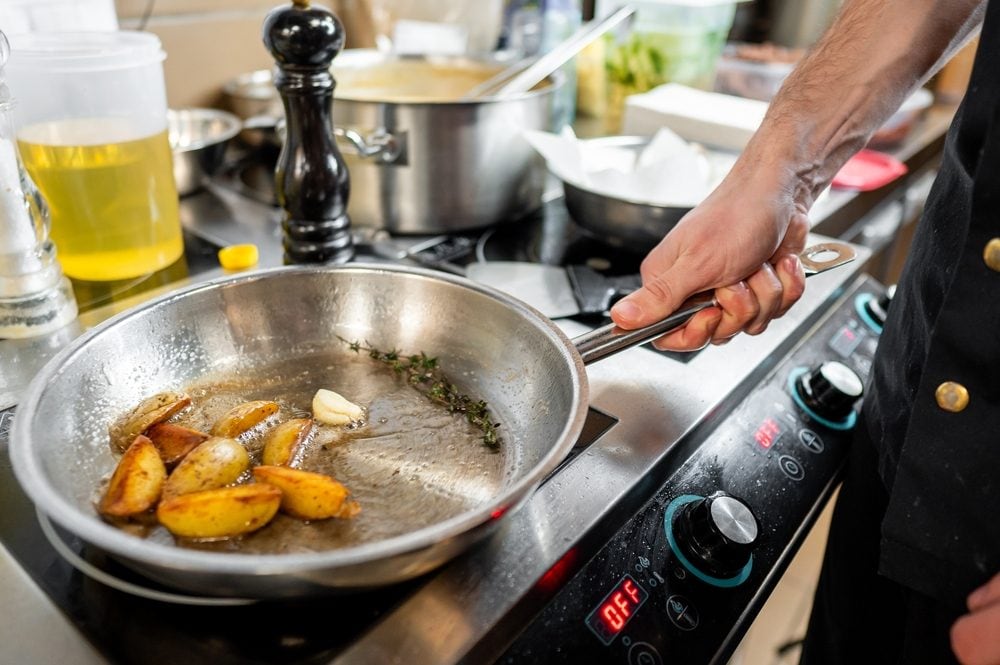 Come pulire e trattare le padelle in acciaio per evitare di rovinarle