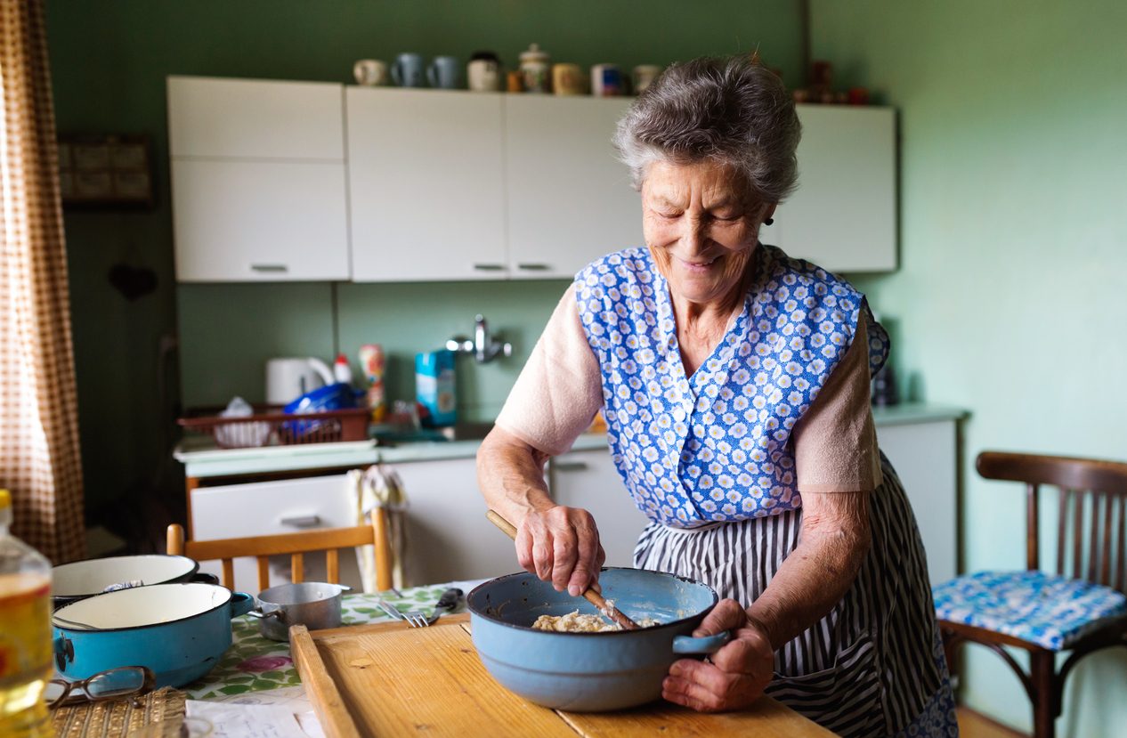 Cucinare fa bene al cervello: basta una volta a settimana per proteggere la memoria