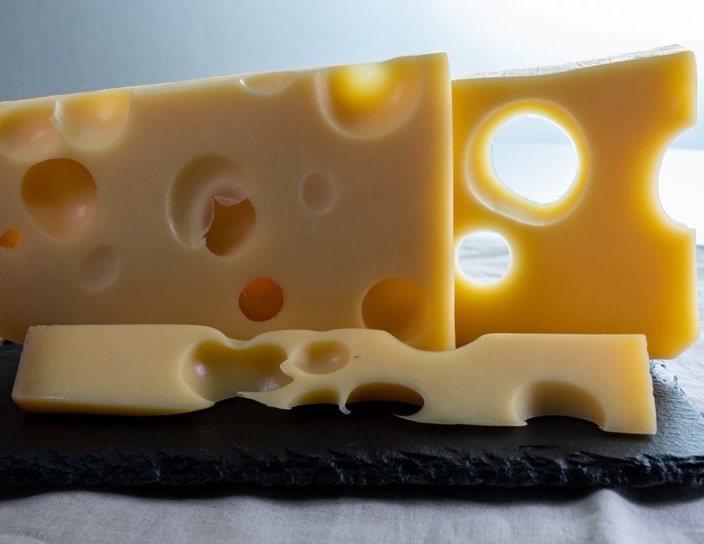 L’Emmentaler sta perdendo i suoi buchi: quando il latte “troppo pulito” cambia il formaggio
