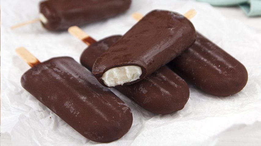 Gelato al cioccolato su stecco: la ricetta della merenda facile e golosa