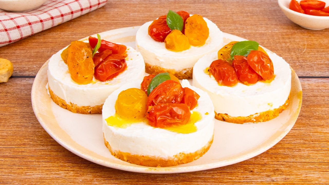 Mini cheesecake salate con pomodorini