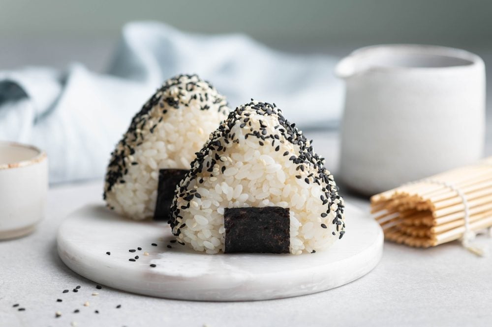 Dal bentō alla strada: perché gli onigiri sono lo street food più amato in Giappone