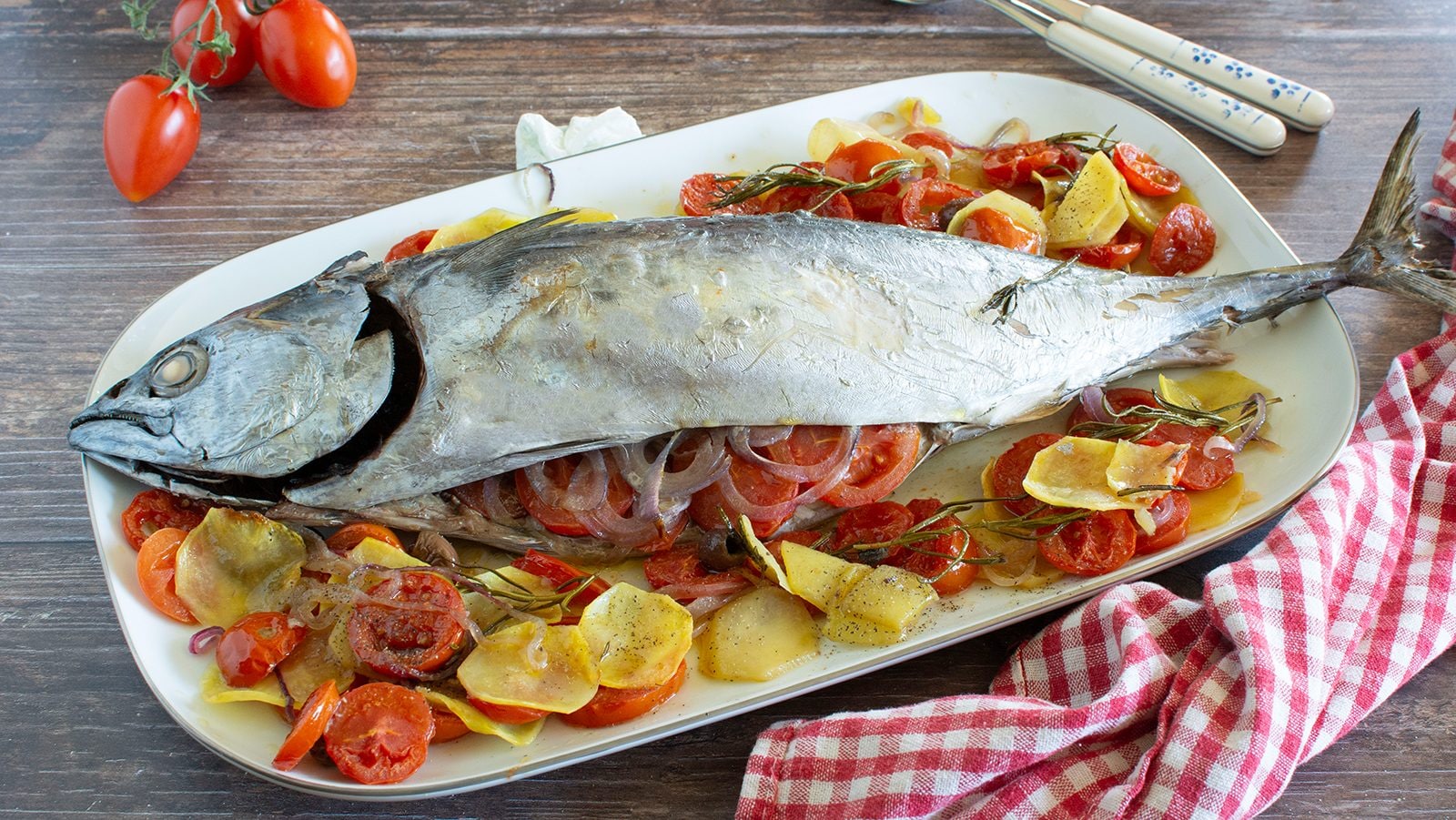 Palamita al forno con patate e pomodorini