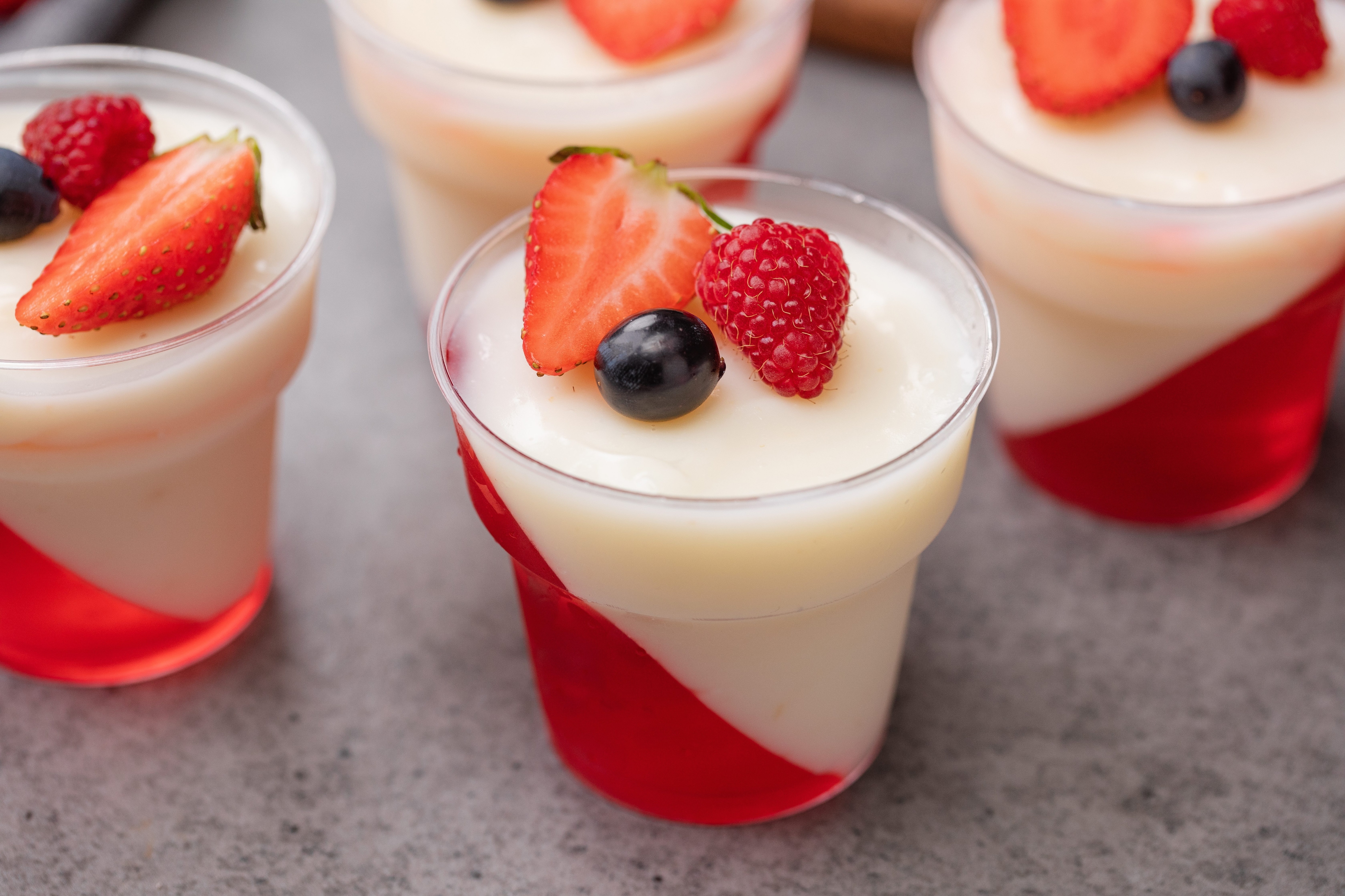 Panna cotta alle fragole: la ricetta del dessert al cucchiaio super goloso