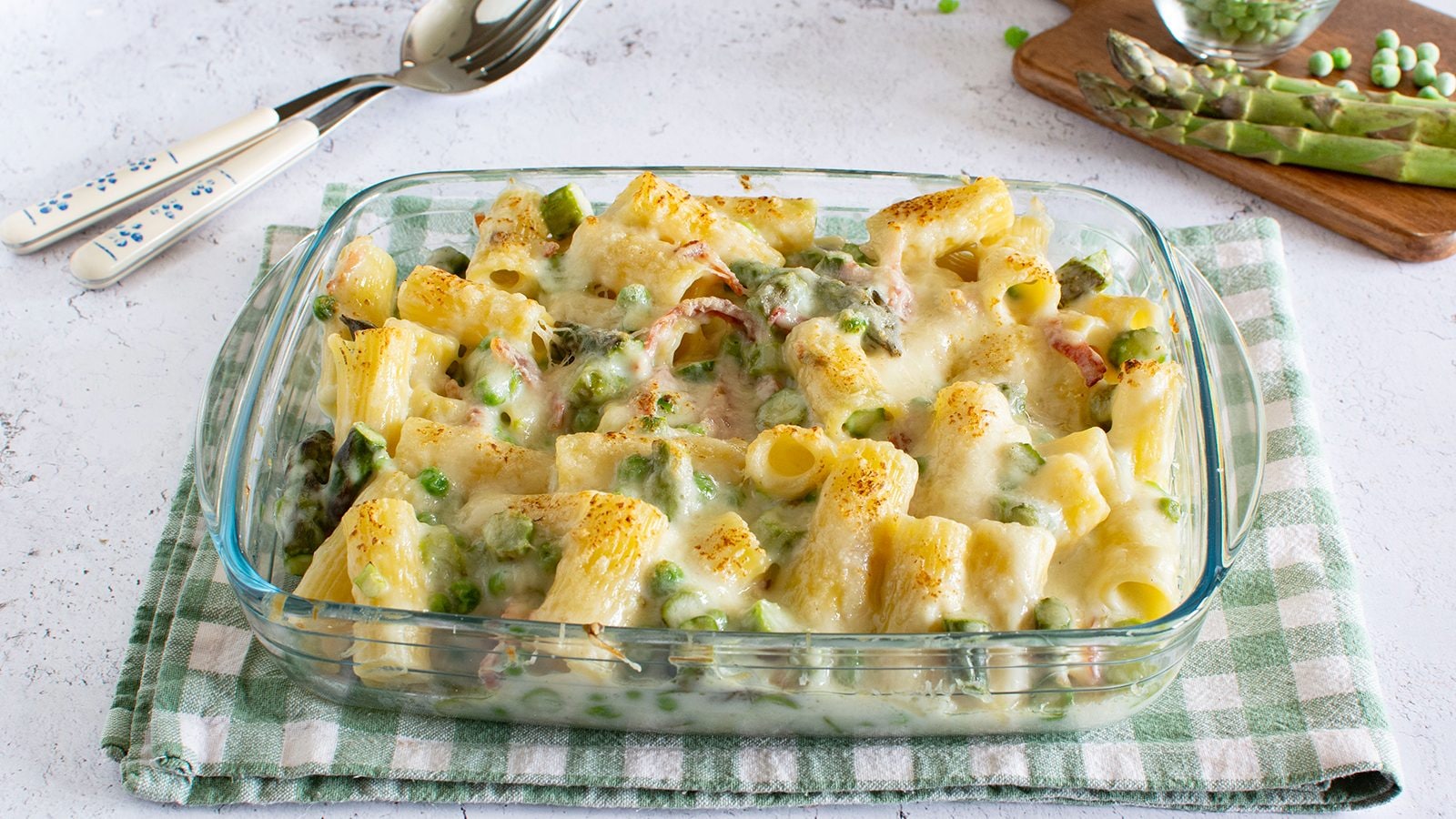 Pasta al forno asparagi, speck e piselli