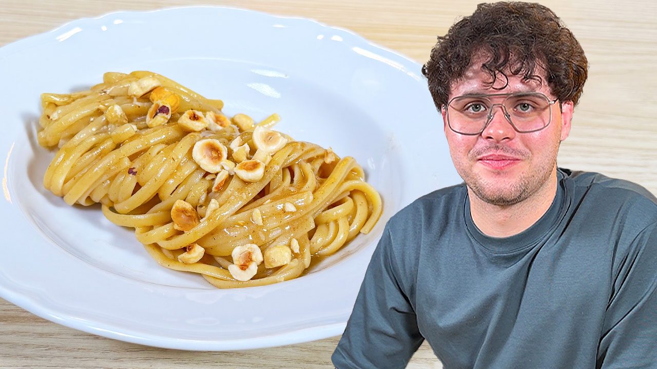 Pasta burro, alici e nocciole: la ricetta del primo piatto cremoso con un tocco croccante