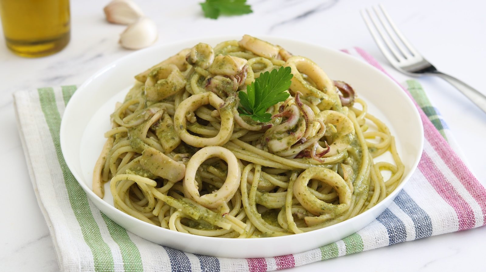 Pasta pesto e calamari: la ricetta del primo piatto di mare cremoso