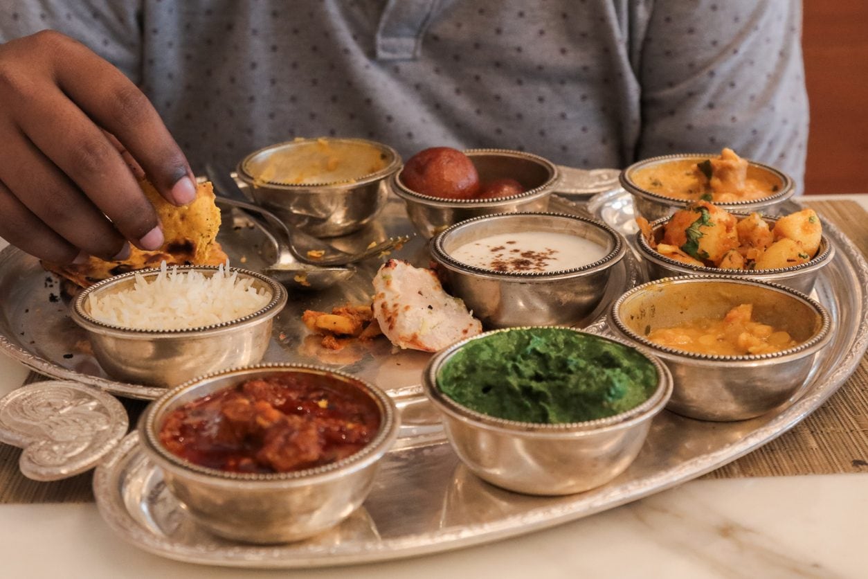 Perché in India si mangia solo con la mano destra: il significato e le altre tradizioni simili