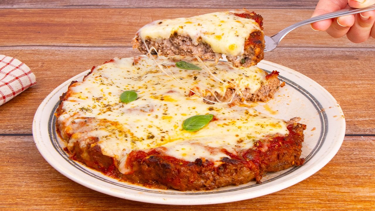 Pizza di carne macinata: la ricetta con pomodoro e formaggio filante