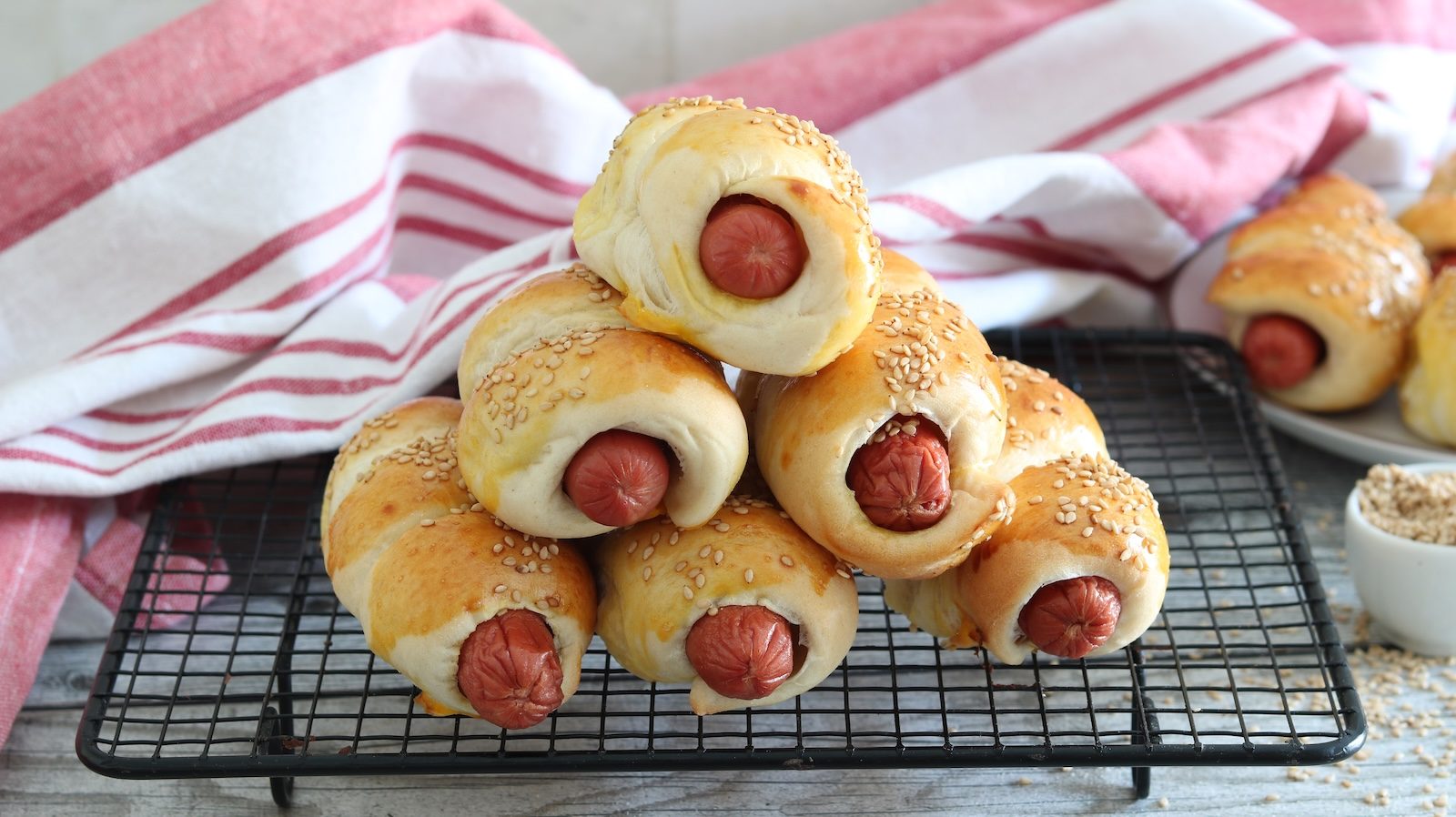 Rollò con würstel: la ricetta dei rustici siciliani morbidi e saporiti