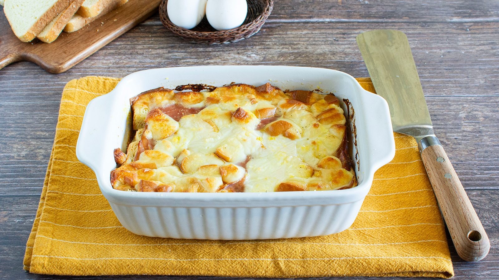 Sformato di pane: la ricetta con prosciutto cotto e scamorza filante