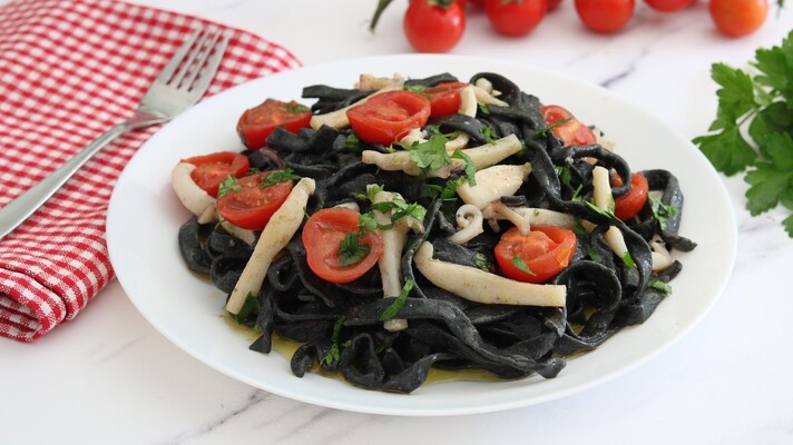 tagliatelle-nere-con-seppie-e-pomodorini