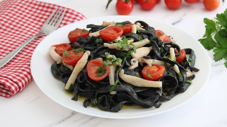 tagliatelle-nere-con-seppie-e-pomodorini