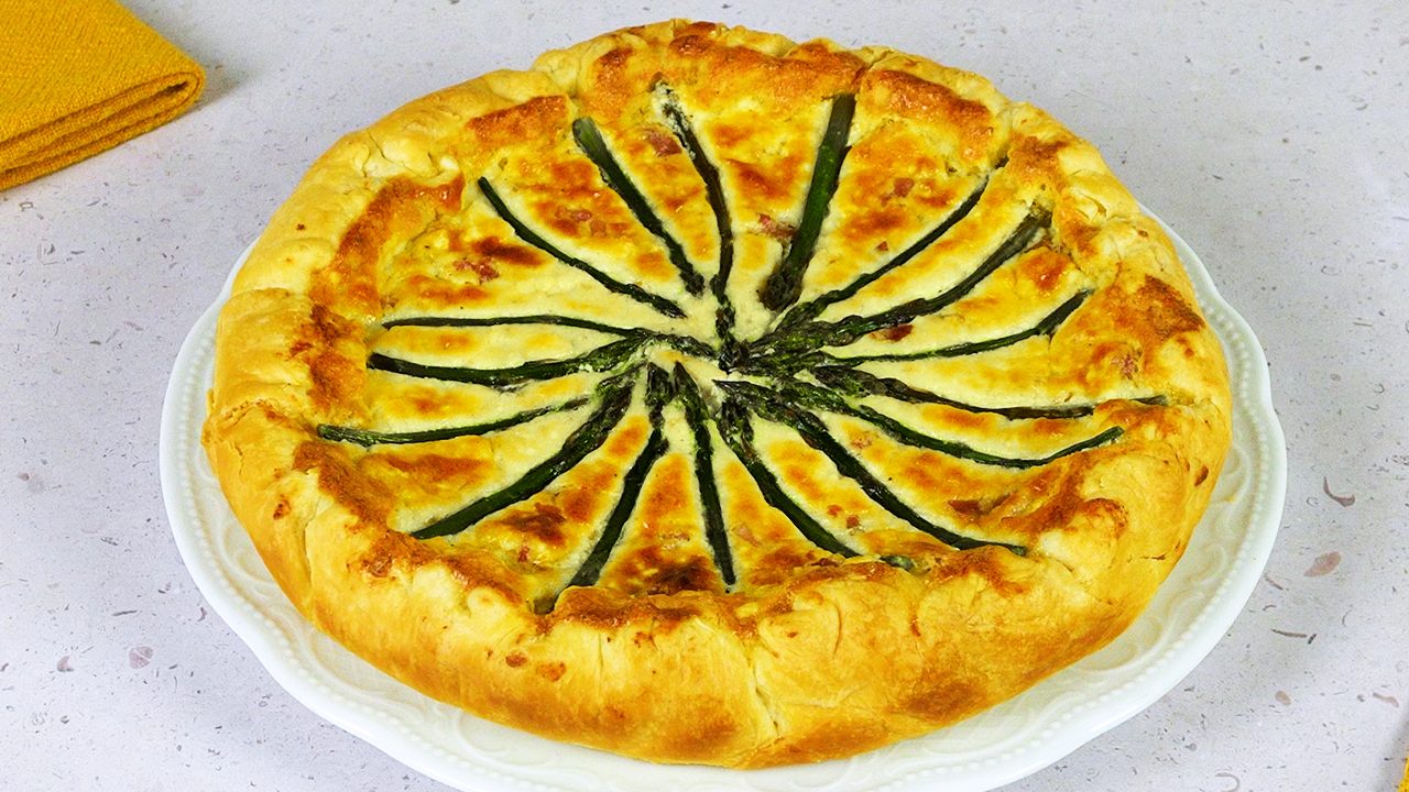 Torta salata con asparagi