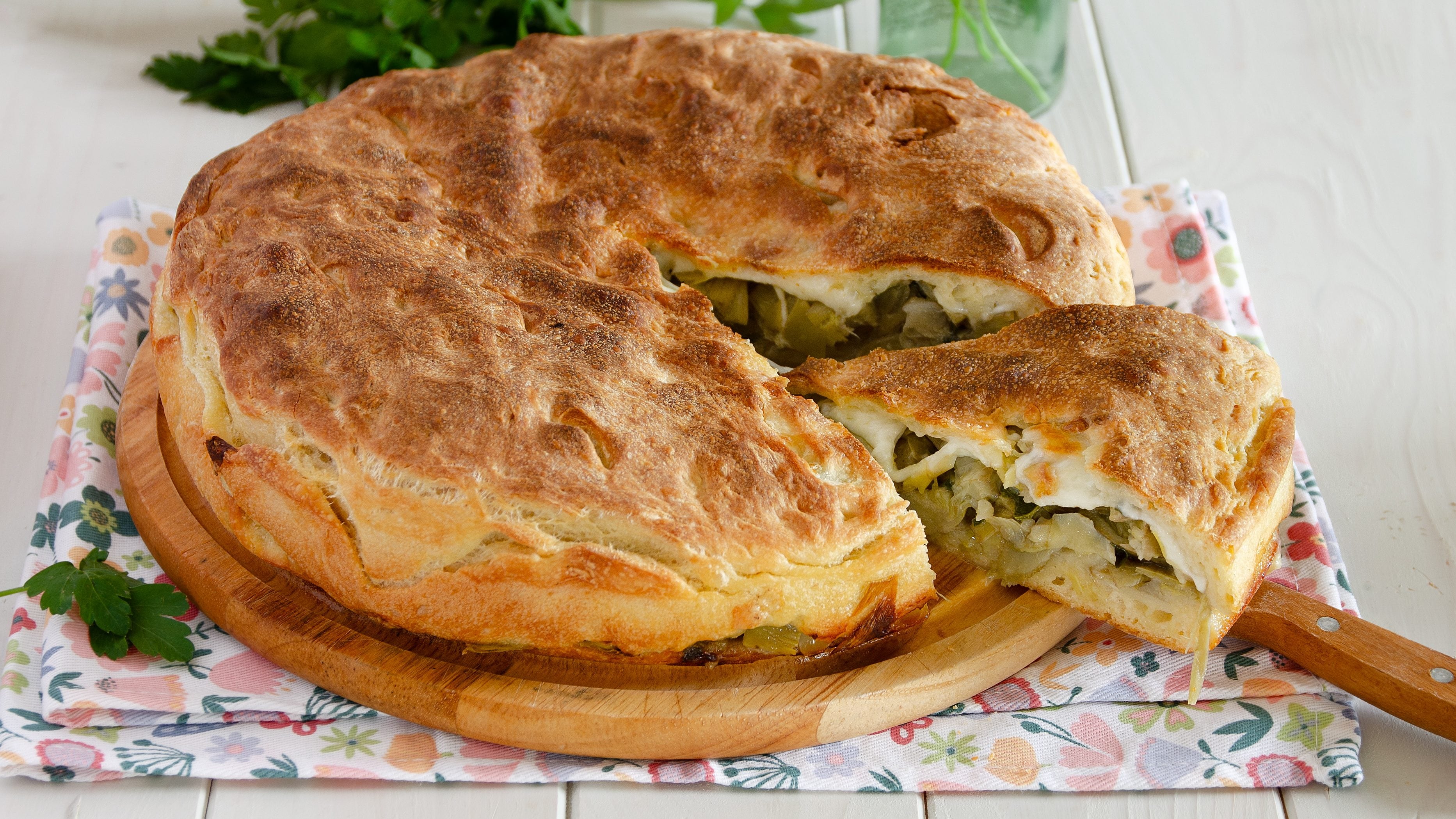 Pizza ripiena di carciofi: la ricetta del rustico facile e saporito